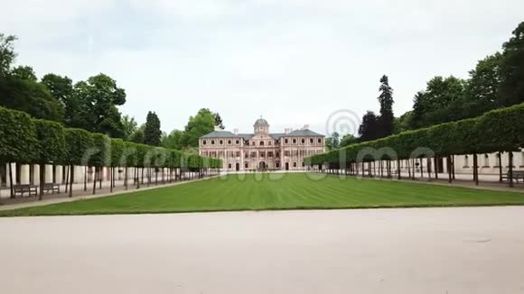 历史宫殿前面有完美的绿色草坪空中拍摄4k视频的预览图