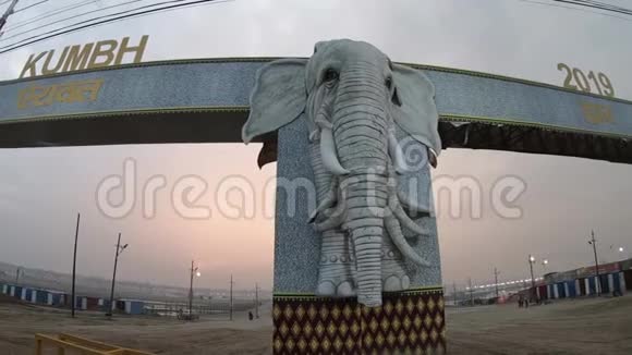 昆巴梅拉主门与大象头雕塑2019阿拉哈巴德视频的预览图