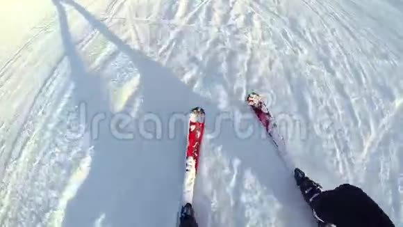 降雪坡上滑雪板第一人称观景视频的预览图