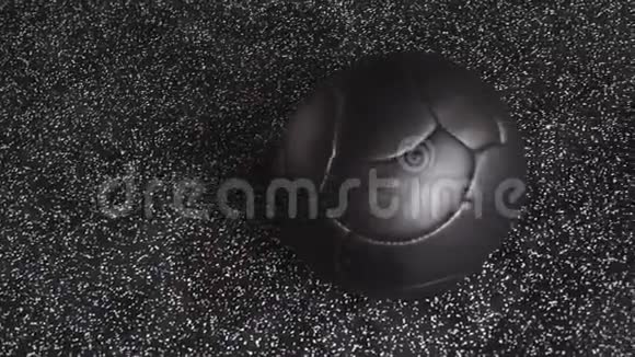这个视频是关于黑药交叉健身球躺在橡胶健身房地板上视频的预览图