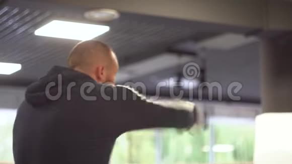 一个在战斗训练中罢工的人年轻的肌肉运动员完成踢视频的预览图