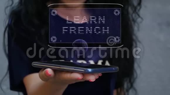 女人展示HUD全息图学习法语视频的预览图