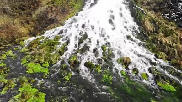 从瀑布中喷出的水扇视频的预览图