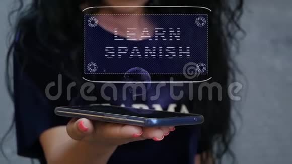 女人展示HUD全息图学习西班牙语视频的预览图