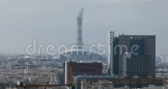 多哈市哈利法国际体育场远处有塔楼视频的预览图