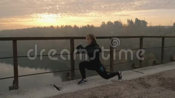 跑步的女人正在伸展腿与弓筋伸展运动腿伸展健身女运动员做的是视频的预览图