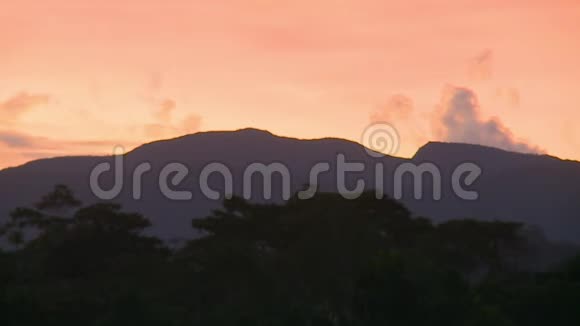 山在阴影和日落视频的预览图