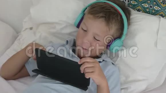 孩子在家里用平板电脑放松视频的预览图