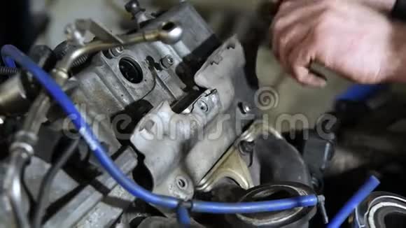 主人在修理汽车发动机的过程中将零件安装在非正式的服务上视频的预览图