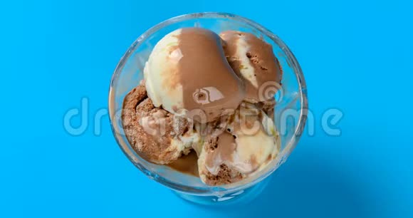 巧克力和香草口味的冰淇淋球融化在一杯时间4K视频的预览图