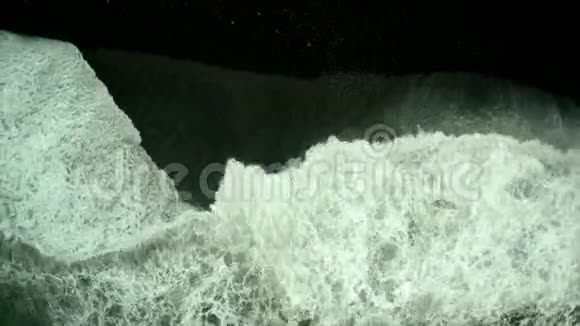 暴风雨中的黑海雨中的鸟瞰拍摄视频的预览图