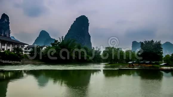 中国阳朔玉龙河上的竹筏与游人同行视频的预览图