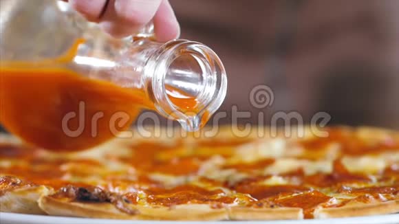 在披萨上倒入番茄酱特写视频的预览图