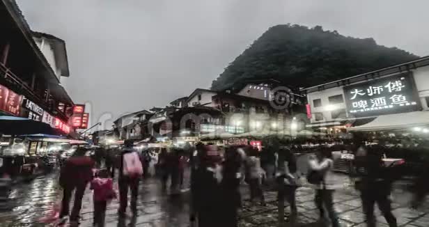 游客在中国广西阳朔的西街市场闲逛视频的预览图