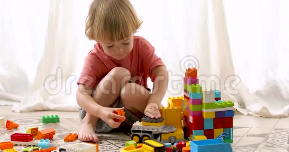 小男孩搭建彩色积木视频的预览图