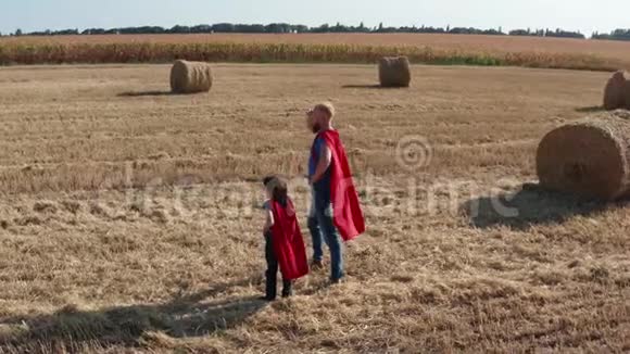 对父亲和儿子扮成超级英雄的无人视角视频的预览图