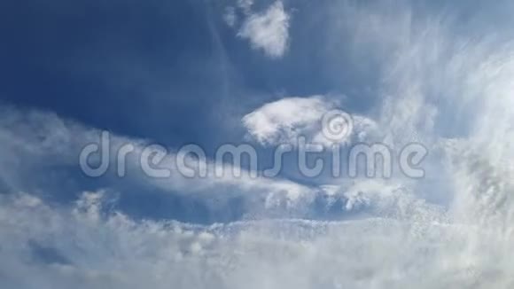 4K时间流逝蓝天流淌视频的预览图