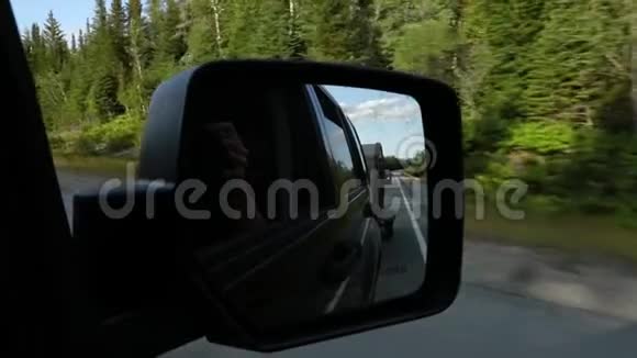 侧镜中的SUV和大篷车景观视频的预览图
