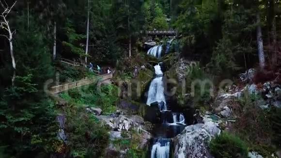 瀑布和许多桥梁在一座大山上覆盖着树木4K视频的预览图