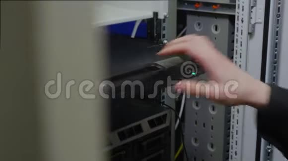技术人员在服务器机房携带笔记本电脑和检查系统视频的预览图