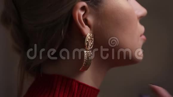 漂亮的模特摸着她的耳环耳环挂在耳朵上摆动缓慢10英尺高视频的预览图