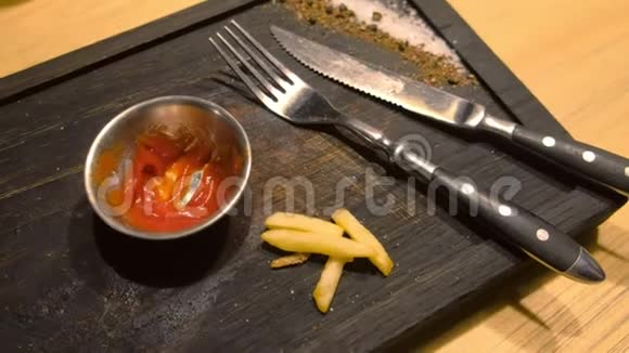 餐馆里一块黑色木板上剩下的食物视频的预览图