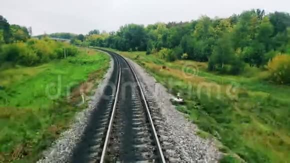 骑马时看到的绿树和铁路视频的预览图
