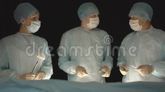 三名外科医生就手术进行咨询一次外科医生会议背景视频的预览图