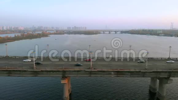 傍晚在河桥上的空中观光车交通视频的预览图