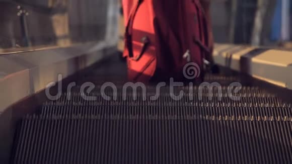 机场的自动扶梯视频的预览图