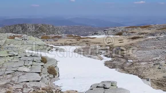 葡萄牙SerradaEstrela顶上的景色视频的预览图