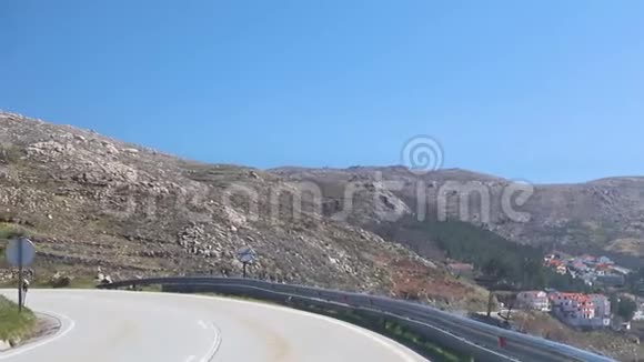 在塞拉达埃斯特雷拉的山顶上葡萄牙在靠近山脉的道路上驾驶汽车视频的预览图