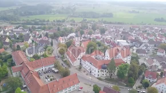德国小镇街道上有交通空中拍摄4k视频的预览图