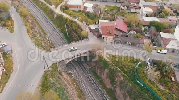格鲁吉亚无人驾驶飞机在4k驾驶汽车垂直视野中的图像视频的预览图