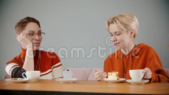 女孩们坐在咖啡馆里喝酒吃饭视频的预览图