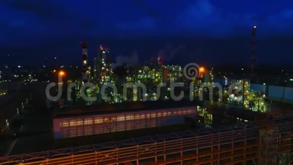 晚上用绿色精炼厂照明视频的预览图