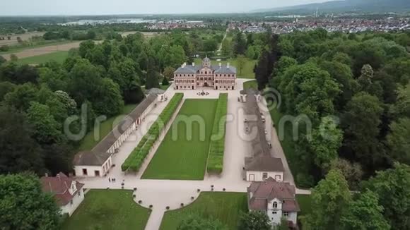 大规模的老宫殿前面有绿色的草坪后面有一个池塘4K视频的预览图