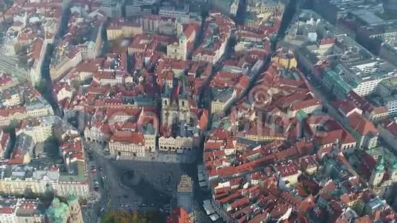 泰恩之前的圣母教堂布拉格的全景布拉格的鸟瞰图一座古老的欧洲城市的红色屋顶视频的预览图