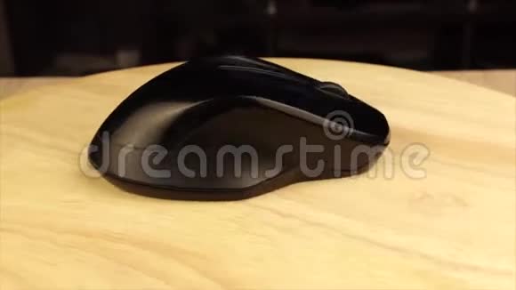 黑色电脑鼠标旋转360度视频的预览图