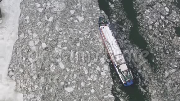 冬季景观从一个高度在浮冰之间的河堤视频的预览图