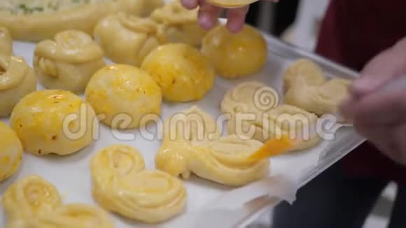 女性厨师用油刷润滑糕点酥油酥视频的预览图
