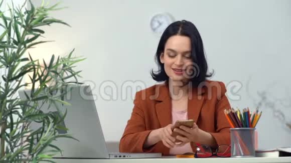 自信的商务女士坐在办公室里好心情女老板视频的预览图