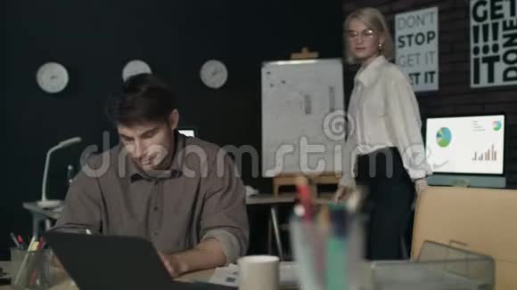 满意的女老板称赞员工在黑暗的办公室工作出色视频的预览图