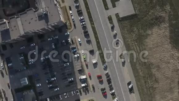 汽车停车场上方住宅区的加速空中摄影视频的预览图