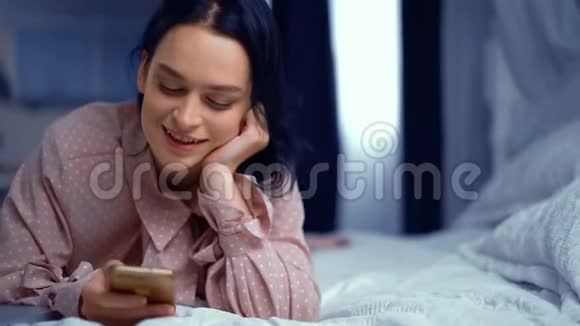 年轻漂亮的女人呼唤朋友在家睡觉视频的预览图