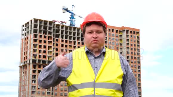 建筑工地上的男建筑工头工人或建筑师竖起大拇指寻找镜头视频的预览图
