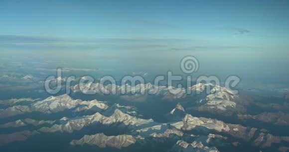 在夏季飞越阿尔卑斯山从飞机窗口的空中视野视频的预览图