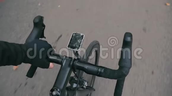 专业骑自行车的专业骑自行车关闭顶部景观路自行车车把男性手拿着自行车把手排名第六视频的预览图