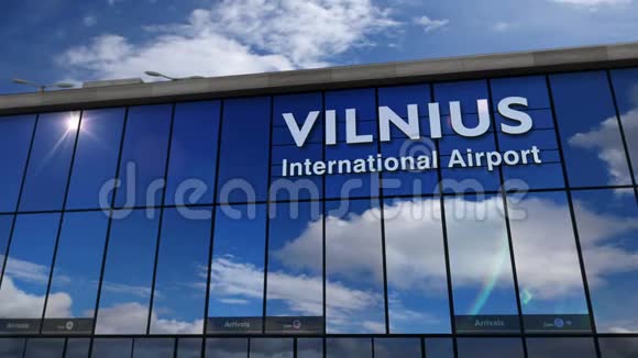 在立陶宛维尔纽斯降落的飞机在候机楼内视频的预览图