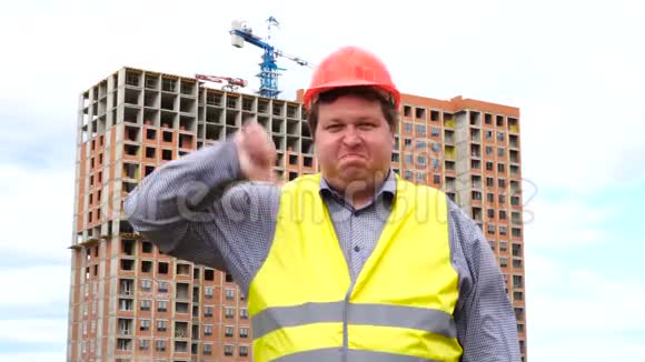建筑工地上的男建筑工头工人或建筑工头伸出大拇指看镜头视频的预览图